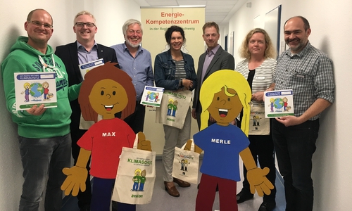 Präsentierten stolz die Umweltbroschüre für Grundschulkinder im Landkreis Wolfenbüttel (von links): Prof. Thorsten Ahrens, stellv. Vorsitzender Energiekompetenzzentrum, Falk Hensel, stellv. Vorsitzender Energiekompetenzzentrum, Reinhard Voges, Vorsitzender des Energiekompetenzzentrum, Antje Klimek, Avacon AG, Timo Albert, Avacon AG, Vera Steiner, Stadtwerke Wolfenbüttel, und Sven Volkers, Geschäftsführer der Stiftung Zukunftsfonds Asse. Fotos: Privat