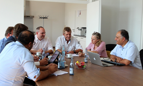 Von rechts: Prof. Dr. Reza Asghari und Wirtschaftsförderin Angelika Lucht gemeinsam mit dem Wirtschaftskreis um Carsten Aßmann (3.v.r.) und Pascal Herrewyn (4.v.r.). Foto: Stadt Seesen
