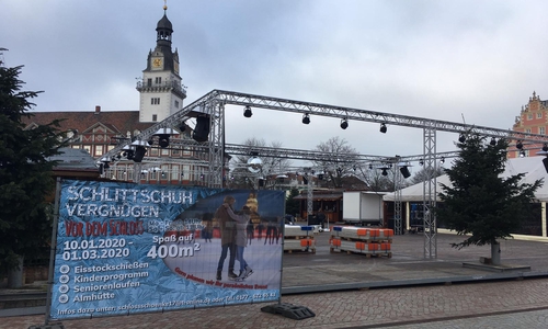 Die Aufbauarbeiten sind in vollem Gange. Ab kommenden Freitag wartet hier täglich das "Schlittschuhvergnügen". Foto: Alexander Dontscheff