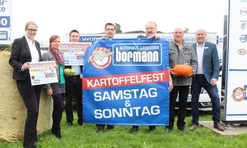 Autohaus Bormann lädt zum Kartoffelfest. Von links: Ina-Verena Unverhau (Nowo Immobilien), Vanessa Döllves (Vitality), Daniel de Wall (Wolters),  Joscha Freise und Andreas Steinke  (Bormann), Carsten Brockmann (Getränkeservice Brockmann) und Geschäftsführer Holger Bormann. Foto: Max Förster