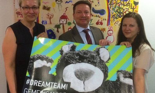 Bildunterschrift: Iris Bothe, Oliver Syring und Katharina Varga (v.l.n.r.) präsentierten das Pilotprojekt von Stadt und Wolfsburg AG. Foto: Stadt Wolfsburg