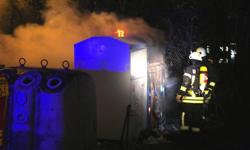 Ein brennender Altkleidercontainer in Wolfenbüttel. (Symbolbild) 