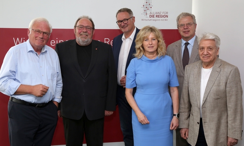 Der neue Vorstand (v.l.n.r.): Prof. Dr. Jürgen Hesselbach, Wolfgang Räschke, Mathias Möreke, Claudia Kayser, Julius von Ingelheim und Prof. Dr. Klaus Lompe (nicht im Bild: Harald Eitge und Michael Wilkens)
Foto: Allianz für die Region GmbH/Matthias Leitzke