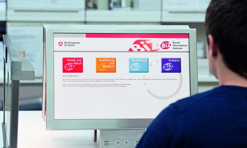 Ein Mann betrachtet einen Computerbildschirm mit der BiZ Startseite. Symbolfoto: BIZ
