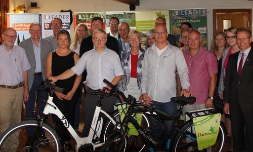 Die Vertreter der LEADER-Region Westharz bei der Unterzeichnung des Vertrages (v.r.) Thomas Wiesenhütter (Landkreis Goslar) als Projektträger und Anja Blümel als stellv. Vorsitzende der LAG Westharz. Foto: WiReGo,