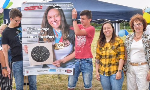 GZK-Aktionsfotografin Heike Göttert, KHK Harald Töpfer, Bürgermeisterin Renate Lucksch, Weltmeisterin Jolyn Beer, OBS-Schüler Ben Breustedt und Luca Warnecke sowie Alisea Harig und Projektleiter Günter Koschig, WEISSER RING (v.r.n.l)

Foto: Carolin Neumann