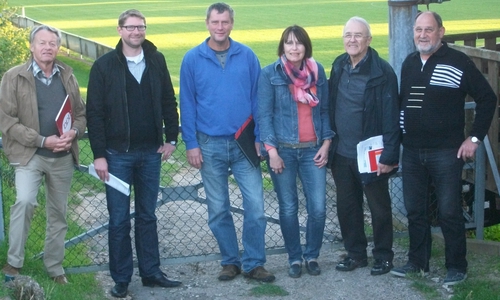 Wie kann der Spielbetrieb beim Fußball verbessert werden? Darüber diskutierten (von links) Dr. Manfred Bormann, Marco Kelb (beide CDU), TSV-Vorsitzender Christian Multerer, Ulrike Bosse, Johann Seifert (beide CDU) und Ulrich Wengrzik (TSV-Vorstandsmitglied). Foto: Privat