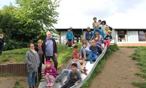 Schulleiterin Heidi Brackmann, Lehrerin Elke Brackebusch und Jörg Peine, 2. Vorsitzender des Fördervereins der Schule wollen mit dem Erlös des Raabemarktes ein Trampolin für die Schüler anschaffen. Foto: Jan Borner