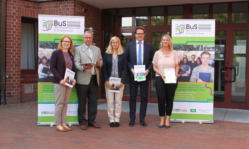 Julia Betat (Marktbereichsleiterin der AOK Goslar), Rainer Rinne (Regionaldirektor der AOK Braunschweiger Land), Erste Kreisrätin Regine Körner, Michael Conzen (Leiter des Fachbereichs Bildung und Kultur beim LK GS) sowie Anne-Katrin Göbel von der Koordinierungsstelle Übergang Schule-Beruf beim Landkreis Goslar stellten das diesjährige Messeprogramm vor (von links). Foto: Landkreis Goslar
