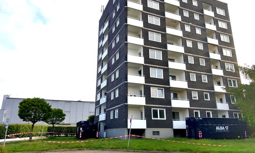 Das Haus in der Jägermeisterstraße wurde mit Absperrband eingezäunt. Foto: Werner Heise