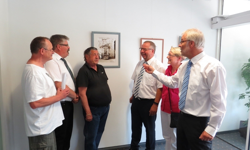 Die Mitglieder der Atelier-Werkstatt, Jörn Bannier, Michael Gropengießer, Michael Sauthoff, Barbara Eberhardt und Martin Horstmann begleiteten den AOK-Regionaldirektor Rainer Rinne (Bildmitte) durch die Ausstellung. Foto: AOK