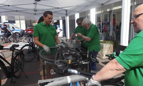 60 Radler ließen ihr Fahrrad codieren. Fotos: Verkehrswacht Wolfsburg e.V.