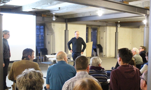 Stefan Brix (vorne links), Vorsitzender des städtischen Bauausschusses, moderierte den Abend. Vorne rechts: Tobias Mann von Mann Landschaftsarchitektur. Foto: Jan Borner