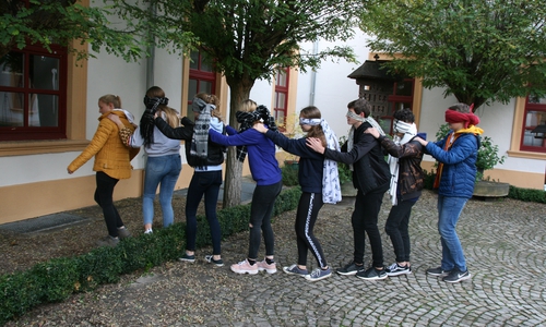 Erfolgreich mediieren kann nur, wer auch versteht, wie Vertrauen entsteht - und was es stört. Bei den Experimenten hierzu seien die Schüler als Gruppe zusammengewachsen. Foto: GiS