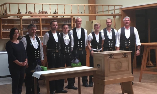 Dirk Hildebrandt, Obermeister, r.; Kevin Paukstadt, stellv. Altgeselle, 2.v.r.; Susanne Herzig, Berufsschullehrerin, l.; Jürgen Schacht, Lehrlingswart, 2.v.l.; sowie die freigesprochenen Gesellen

Foto: Dachdecker-Innung Gifhorn