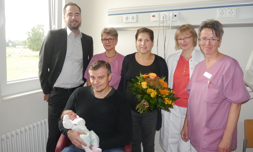 Klinikgeschäftsführer Stefan Schad, Stationsleitung Carmen Gragert, Oberärztin Dr. Heike Krüger und Hebamme Bettina Mitschke beglückwünschten die Mutter Melanie Reich (hinten Mitte) und Vater Eduard Braun zum „Jubiläumsbaby“ Elisa. Foto: Helios Klinikum Gifhorn
