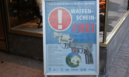 Aufsteller Waffenscheinfrei. Symbolbild. Foto: Max Förster