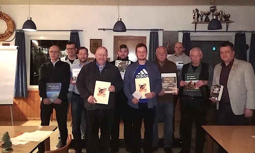 In der Mitte mit den Urkunden: li. Frank Haufe Obergefreiter d.R., re. Tim-Oliver Engelmann Hauptgefreiter d.R.
Der Vositzende Sven Krzoska Hauptfeldwebel d.R. ist der zweite von links.  Foto: Reservistenkameradschaft Wolfsburg
