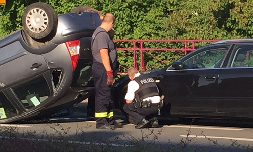 Der Audi kam nicht mehr rechtzeitig zum Stehen und fuhr in die Unfallstelle. Fotos: Anke Donner