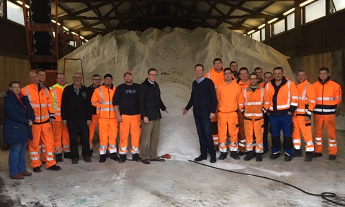 Landrat Andreas Ebel mit dem Leiter der Kreisstraßenmeisterei Süd – Meine, Heiko Höwer (rechts neben dem Landrat), mit den Mitarbeitern der KSM Süd - Meine in der Salzhalle. Foto: Landkreis Gifhorn