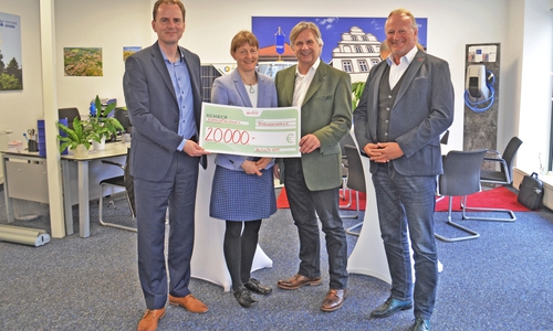 Von links: Olaf Koschnitzki, Geschäftsführer der Stadtwerke Gifhorn, Sylke Freudenthal, Vorstand der Veolia Stiftung, sowie die beiden Vorstände des Trinkwasserwald e.V. Heiner Rupsch und Alexander Pillath mit dem Förderscheck. Foto: Stadtwerke Gifhorn