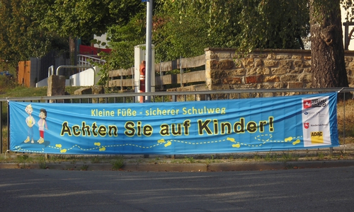 Mit solchen Bannern will die Wolfsburger Verkehrswacht auf die neuen Schulkinder im Straßenverkehr aufmerksam machen.

Foto: Verkehrswacht Wolfsburg