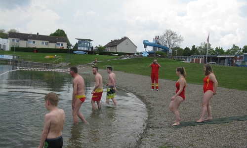 Einige Hartgesottene wagten sich in das nur 16 Grad warme Wasser. Fotos: DLRG