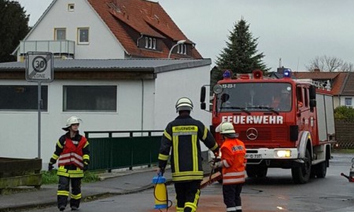 Feuerwehr Hornburg beim beseitigen der Ölspur. Foto: Feuerwehr
