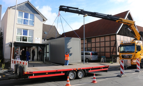 Mit einem Schwerlastkran wurden die Container-Module am Morgen auf das bereits zuvor gegossene Fundament gehoben. Fotos: Werner Heise
