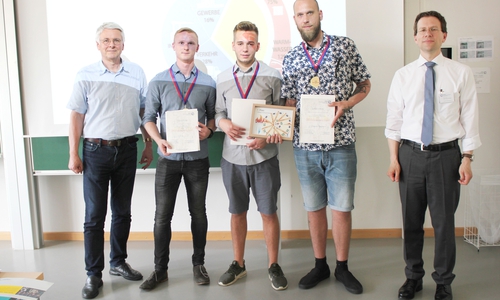Die Gewinner des 1. Platzes des diesjährigen Cooling & Heating Awards und die Jury:
(v.l.n.r.) Prof. Dr. Benno Lendt, Pascal Beck, David Jankel, Dominik Trautmann, Prof. Dr. Henning Zindler

Foto: Ostfalia