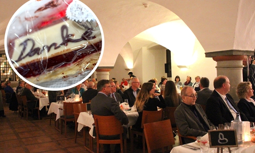Für die Gäste im Schloss gab es ein ganz besonderes, kulinarisches „Danke", das auf ihren Plätzen bereits wartete. Fotos: Nick Wenkel