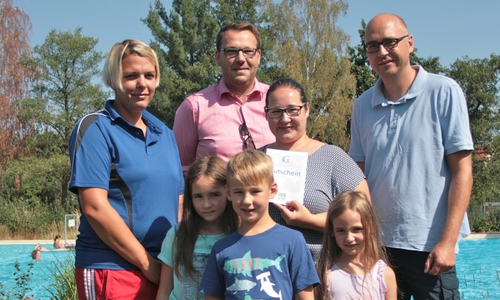 Die 25.000ste Besucherin Tina Langeleist mit ihrer Familie sowie Schwimmmeisterin Mandy Rügenhagen (l.) und Samtgemeindebürgermeister Gero Janze (hinten 2. vl.). Foto: Erik Beyen