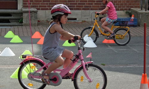Kinder eines Kindergartens probieren ein sicheres Fahren mit dem Kinderrad ohne Stützräder. Foto: Archiv/Achim Klaffehn
