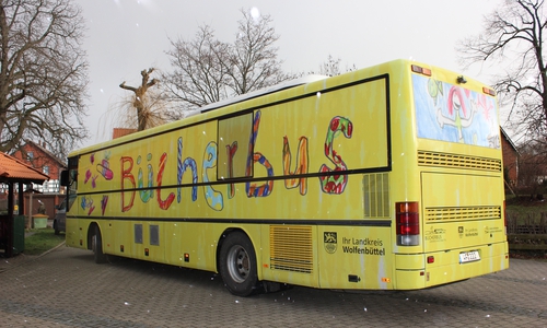 Schick von außen und von innen: Der Bücherbus im Landkreis. Foto: Bildungszentrum LK Wolfenbüttel 