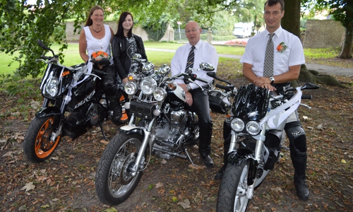 Zwei Motorradfans ließen sich im Herrenhauspark Sickte unter dem Motto "Biker-Hochzeit" trauen. Von links: Anke Führer mit Trauzeugin Fabienne Wellner, Standesbeamter Reiner Liborius, Michael Führer Foto: Privat