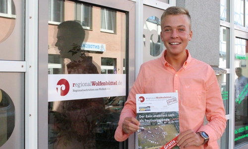 Kai Krull freut sich über die neue Offline-Ausgabe. Foto: Max Förster