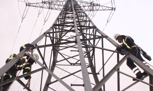 Am Donnerstagnachmittag fand an der L495 bei Halchter eine Übung zur Höhenrettung an einem Strommast statt. Fotos: Anke Donner