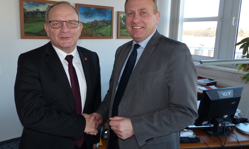 Landrat Hans Walker (links im Bild) redet mit Landrat Gerhard Radeck über Möglichkeiten der Zusammenarbeit. Foto Uwe Baumgart / Landkreis Börde.