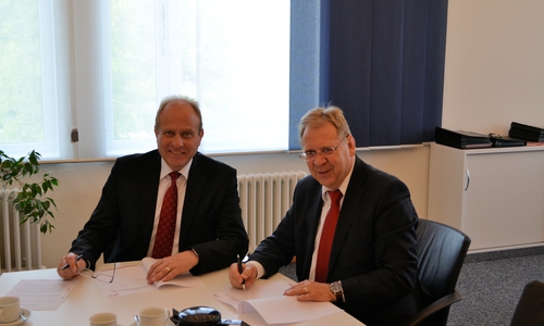 Gerhard Radeck und Wito Johann bei der Vertragsunterzeichnung. Foto: Landkreis Helmstedt