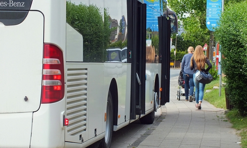 An der Haltestelle Helmstedter Straße in Grasleben könnte nach Ansicht der Kreisverkehrswacht Helmstedt durch eine Verbreiterung des Gehweges und die Anlage behindertengerechter Borde und Markierungen eine Verbesserung herbeigeführt werden. Foto: Kreisverkehrswacht Helmstedt