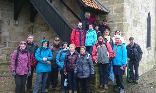 Die Gesundheitswanderer bei der Kulturpause an der Klosterkirche Mariental. Nach der Besichtigung ging es zur "Bergischen Tränke" und zum Frühstück in die Wanderhütte am Nonnenholz. Foto: Hans Lunkewitz