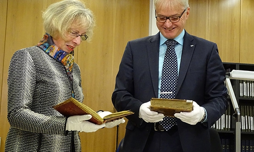Die Präsidentin des Niedersächsischen Landesarchivs (NLA), Dr. Christine van den Heuvel, erhielt neun Fremdenbücher aus den Händen von Andreas Sikorski, Präsident des Landesamtes für Bergbau, Energie und Geologie. Foto: LBGE