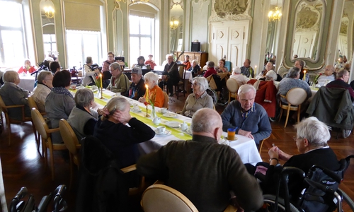 Bei bunter Dekoration auf den Tischen sowie Kaffee und Kuchen erfreuten sich über 80 Bewohner mit ihren Angehörigen an einem abwechslungsreichen Melodienreigen zum Mitsingen. Foto: Privat