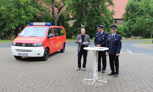Michael Petrick, stellvertretender Verwaltungschef der Gemeinde Schladen-Werla mit Gerhard Muth, stellvertretender Ortsbrandmeister und Ortsbrandmeister Thorsten Koch (v. li.). Fotos: Alexander Dontscheff