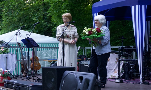 Dorothee Schacht bedankte sich beim Gründungsmitglied Annemarie Pfeuffer mit einem Blumenstrauß.
Fotos: Förderkreis Heimathaus Alte Mühle Schladen e.V.