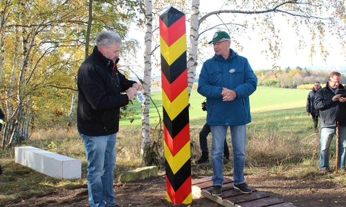 Andreas Weihe befestigt die Säulennummer 880. Rechts steht Lothar Engler
Foto:Bernd-Uwe Meyer

