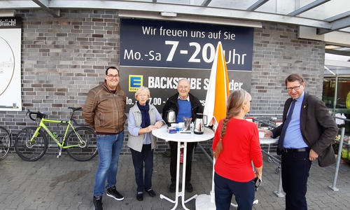 Vertreter der CDU Sickter beim Cafe-Treff vor dem Sickter Edeka-Markt. Foto: Privat