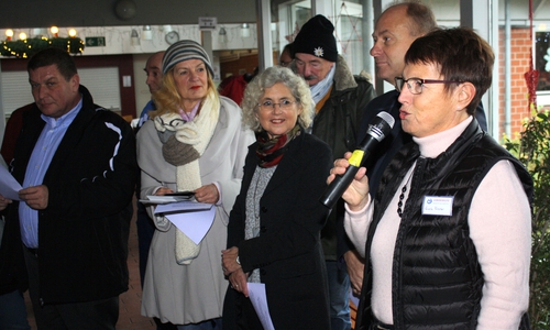 Gisela Förster (rechts) eröffnete den Basar der Lebenshilfe. Foto: Lebenshilfe