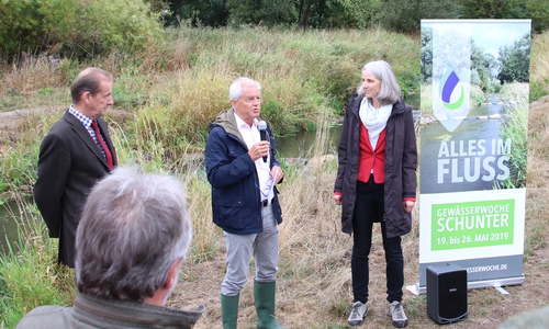 Beim Pressetermin zur Gewässerwoche Schunter (von rechts): Dr. Katrin Flasche, Geschäftsführerin der Kommunalen Umwelt-AktioN U.A.N., Günter Eichenlaub, Wasserverband Weddel-Lehre & Sprecher des Steuerungskreises der Gewässerwoche, Hennig Brandes, Verbandsdirektor Regionalverband Großraum Braunschweig. Foto: U.A.N. 2018