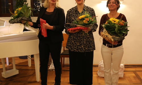 Für ihre Darbietungen wurden Friederike Kannenberg (Klavier), Katrin Hildebrandt (Mezzosopranistin) und Susanne Maierhöfer (Schauspielerin) mit einem Blumenstrauß und Präsent geehrt.